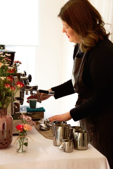 Alina an der Kaffemaschine