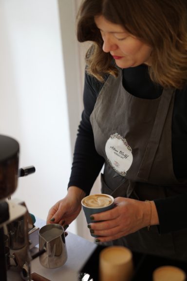 Alina mit fertigem Kaffe