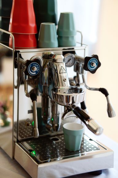 Kaffeemaschine mit bunten Tassen