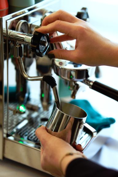 Nahaufnahme beim Milch aufschäumen