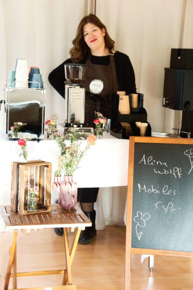 Alina hinter dem aufgebautem Café